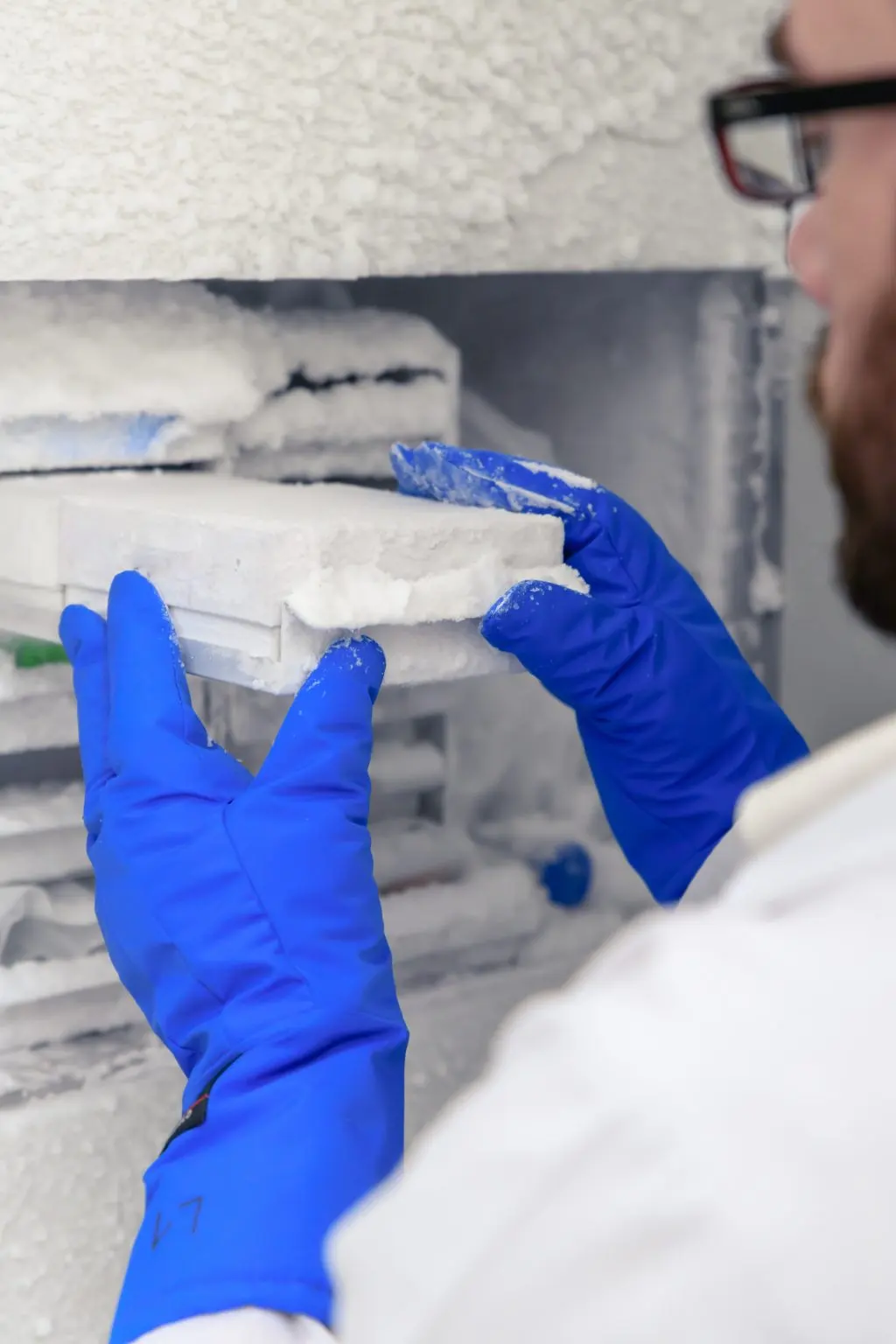 Profesional de laboratorio manipulando vacunas y biológicos